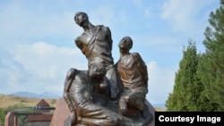 “Ата-Бейит” мемориалдык комплексиндеги 1937-1938-жылдары сталиндик репрессиянын курмандыктарына арналган эстелик.