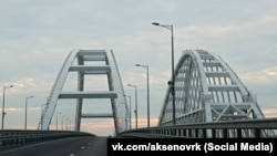 24 травня окупаційна влада заявила, що Кримський (Керченський) міст закритий через навчання. Перед цим у соцмережах з’явилося відео з сильним задимленням на мосту