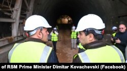 Премиерот Димитар Ковачевски и министерот за транспорт Благој Бочварски на увид во градежни активности на тунелот Фариш на експресниот пат кон Прилеп, 28 11.2022