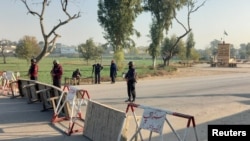 امنیتي سرتېرو په بنو کې چاوڼۍ ته تلونکې لارې تړلې دي - د ډېسېمبر ۲۰مې انځور.