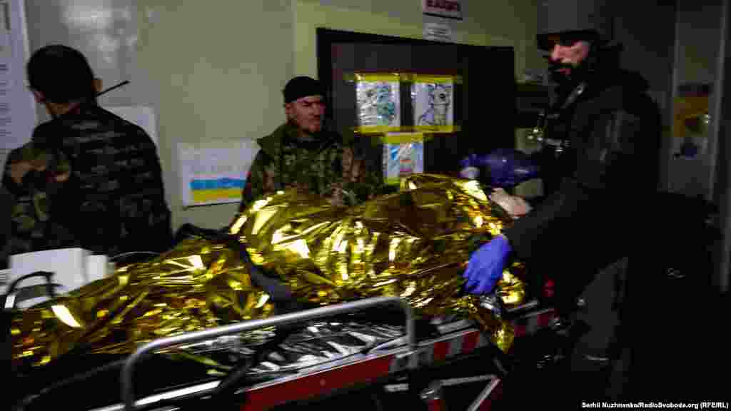 Пораненого евакуюють до шпиталю.&nbsp; Вдалий день: сьогодні усі поранені вижили