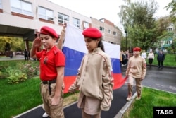 «Юнармійці» під час церемонії підняття прапора Росії перед початком занять в одній із московських шкіл, 2022 рік