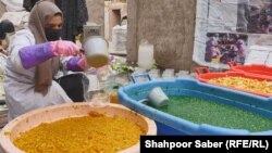 یکی از زنان کارگر در «مرکز تولید مواد عذایی ملکه جامی» در شهر هرات