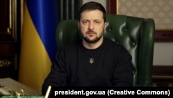 Але, за його словами Володимира Зеленського, енергетики роблять «справді героїчні речі», відновлюючи за тижні те, що вимагало б місяців роботи.