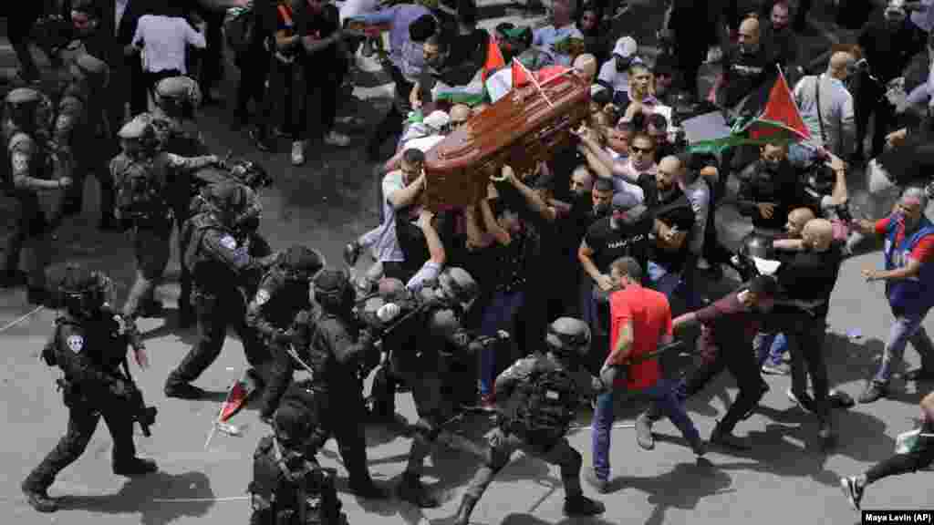 Көнчыгыш Кодүстә "Әл-Җәзирә" журналисты Ширин Әбү-Әкълин җеназасы. Хәсрәтле халык белән полиция бәрелеше. 2022 елның 13 мае. Журналист ханым Көнбатыш ярдагы Җенин шәһәрендә Израилнең хәрби рейды вакытында атып үтерелде. (AP Photo/Майя Левин)