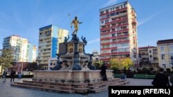 На площі біля драматичного театру імені Чавчавадзе