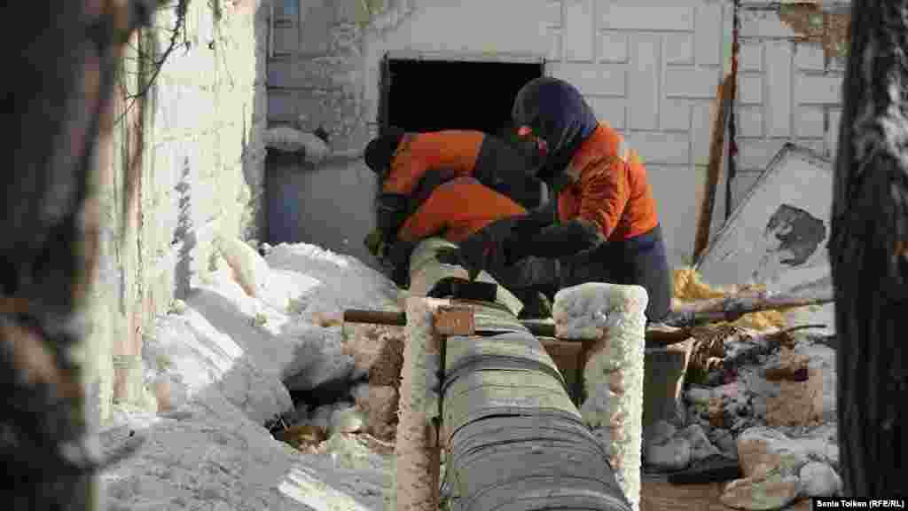 Екібастұз жылу орталығындағы апат салдарын жою жөніндегі жедел штаб 8 желтоқсанда қалада&nbsp;"жылу толық берілгенін", бірақ екі мектеп, балабақша мен балалар үйін қосқанда оннан астам нысанның құбырын қайта жалғау үшін жылу беру уақытша тоқтатылғанын хабарлады. Тұрғындардың кейбірі үйінің әлі де суық екенін, су құбырының әр жерден жарылып жатқанын айтады.