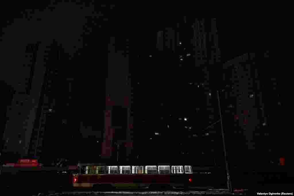 Президент Володимир Зеленський у нічному відеозверненні заявив, що ситуація після масованого ракетного обстрілу,&nbsp; залишається складною, зокрема у Києві. &laquo;Київ &ndash; дуже складна ситуація. Роботи триватимуть усю ніч. Очікуємо результат уже на завтра, на першу половину дня. Так само в усіх інших містах і громадах, які постраждали чи залишилися без енергії. Ми робимо все заради людей. А окупанти роблять усе, щоб люди страждали, щоб ми не могли навіть почути й побачити одне одного&raquo;, &ndash; сказав Зеленський.