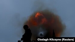 Українські військові ведуть вогонь із самохідної гармати «Піон», Бахмут, 26 грудня 2022 року. За даними штабу, найбільші втрати російські війська несуть на Бахмутському та Лиманському напрямку