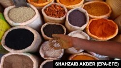 په پاکستان کې په وروستیو میاشتو کې د ورځني استعمال د شیانو بیې په دوامداره توګه لوړې شوې دي - پخوانی انځور. 