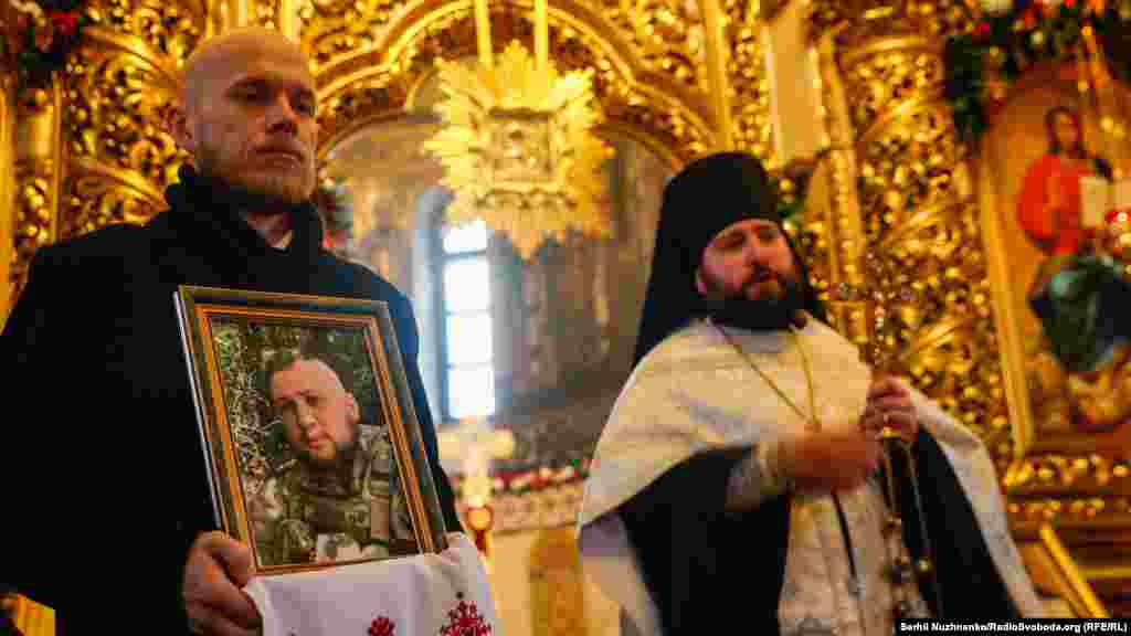 Прощання із кримчанином Геннадієм Афанасьєвим у Михайлівському соборі, Київ, 30 грудня 2022 року.&nbsp;(Автор: Сергій Нужненко, фотокореспондент Радіо Свобода) Геннадій&nbsp;Афанасьєв був кримським активістом, який виступив проти незаконної російської анексії півострова і був заарештований ФСБ, У російській в'язниці Афанасьєв провів два роки. Потім у 2014-2018 рока був автором Крим.Реалії. Із перших днів широкомасштабного вторгнення Росії в&nbsp; Україну Геннадій Афанасьєв взяв до рук зброю: спочатку захищав Київ, а потім воював на Харківщині і Донбасі. Загинув на Луганщині.&nbsp;