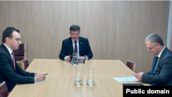 Pamje nga takimi i 23 nëntorit. I dërguari i BE-së për dialogun, Mirosllav Lajçak (në mes), kryenegociatori i Kosovës, Besnik Bislimi (djathtas) dhe ai i Serbisë, Petar Petkoviq (majtas).