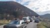 Cozi la cel mai mare punct de trecere, Merdare, între Kosovo și Serbia: a fost blocat de autoritățile kosovare, după ce protestatari sârbi au baricadat șoseaua pe partea sârbă, Kosovo, 28 decembrie 2022.