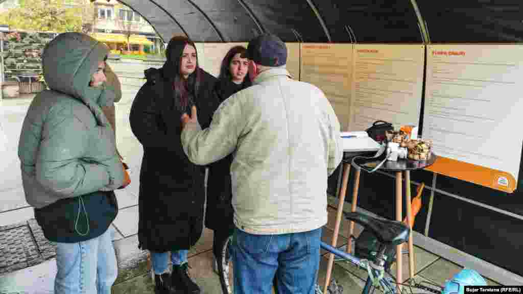 Ekspozita është pjesë e fushatës së Ministrisë së Drejtësisë &ldquo;16 ditët e aktivizmit kundër dhunës në baza gjinore". Në Kosovë në 6 ditët e fundit janë shënuar dy raste të vrasjes së grave nga bashkëshortët e tyre.