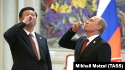 Голова Китайської народної республіки Сі Цзіньпін та президент Росії Володимир Путін після церемонії підписання спільних документів. 21 травня 2014 року