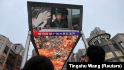 Бээжин. Чоң экрандан Кытайдын төрагасы Си Цзинпиндин Шинжаң-Уйгур автоном облусуна болгон сапары жөнүндө жаңылык көрсөтүлүүдө. 2022-жыл, 15-июль