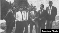 Насирдин Исанов курулушчулар жана илимпоздор менен. 1984-жыл. Сүрөт Исановдун үй-бүлөлүк архивинен.