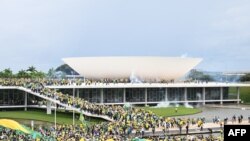 Поддржувачите на Болсонаро упаднаа во Конгресот