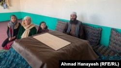 یک خانواده باشنده ولایت پروان که فرزند شان به هدف کار به ایران رفته است. 