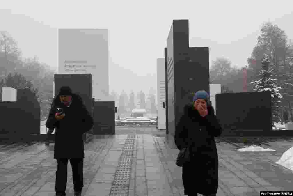 Бұл күні Республика алаңының жоғарғы жағында, қала әкімдігінің экс-президент Назарбаев атындағы даңғылға қарайтын бүйірінде орналасқан, Қаңтар құрбандарына арналған "Тағзым" мемориалында да бұл күні еске алу шарасы өтті. Оны белсенділер емес, жергілікті билік ұйымдастырды