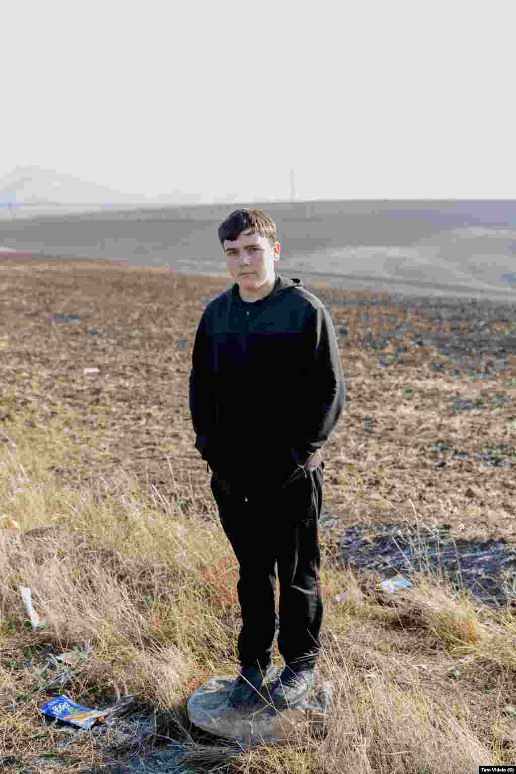 Gor, un localnic din Nagorno-Karabah, a rămas în sudul Armeniei împreună cu tatăl său de când a început blocada.&nbsp; La 28 decembrie, s-a anunțat că operațiunile unei importante mine din regiunea Nagorno-Karabah vor fi suspendate până la finalizarea unei analize de mediu. Preocupările de mediu legate de extracția de minerale au fost unul dintre motivele invocate pentru blocada azeră din Nagorno-Karabah. &nbsp;