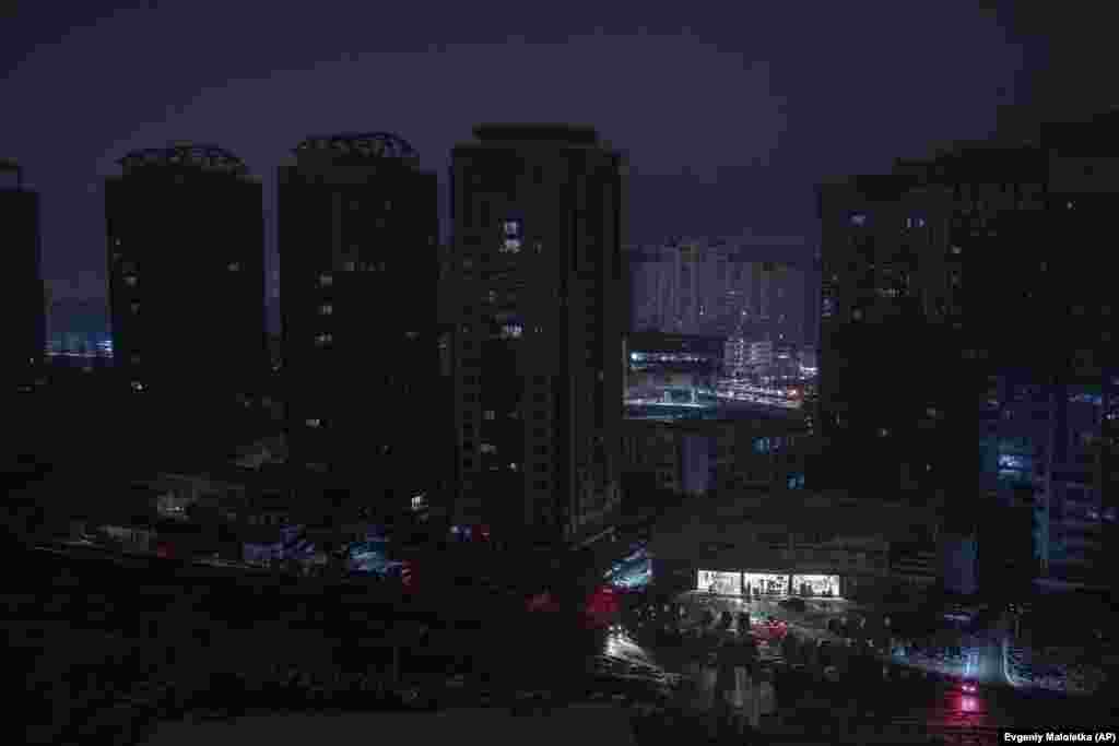 Внаслідок пошкодження російськими ракетами критично важливих інфраструктурних об'єктів столиці, більшість районів Києва були знеструмлені, а люди у помешканнях залишилися і без води, тепла та зв'язку&nbsp;