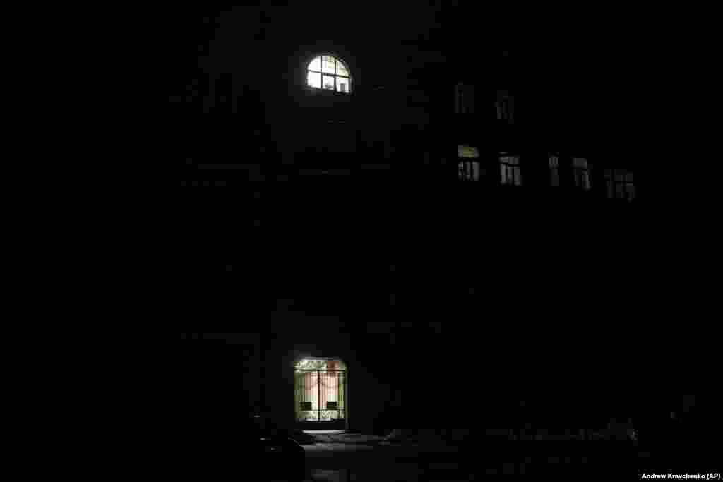 На офіційній сторінці Міністерства енергетики у фейсбуці повідомили про від'єднання від мереж усіх атомних станцій, більшості теплових та гідроелектростанцій. Що призвело до зникнення електроенергії, опалення, води, а подекуди і зв'язку не лише у Києві, а у більшості регіонів України.&nbsp; Освітлені портативним живленням вікна і вхідні двері в одному із столичних будинків. Блекаут, 23 листопада 2022 року