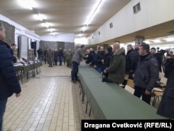 Presidenti serb Aleksandar Vuçiq duke i shtrënguar duart me Radoiçiqin më 28 dhjetor 2022.