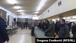 Predsednik Srbije Aleksandar Vučić se rukuje sa potpredsednikom Srpske liste Milanom Radoičićem posle sastanka sa predstavnicima Srba, 28. decembar 2022.