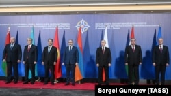 ՀԱՊԿ ղեկավարներ Ա. Լուկաշենկոն, Կ.Ժ. Տոկաևը, Ս. Ժապարովը, Ն. Փաշինյանը, Վ. Պուտինը, Է. Ռահմոնը և Ս. Զասը, Երևան, 23-ը նոյեմբերի, 2022թ.