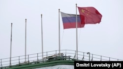 Орусия менен Кытайдын мамлекеттик желектери. Иллюстрация. 