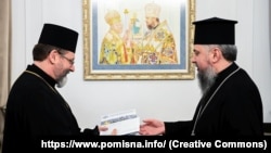 Голова УГКЦ Святослав (ліворуч) і предстоятель ПЦУ митрополит Київський і всієї України Епіфаній. Київ, 24 грудня 2022 року 