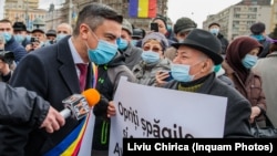 Alegători față în față cu primarul, la ceremonia de Unire a Principatelor din ianuarie 2021.