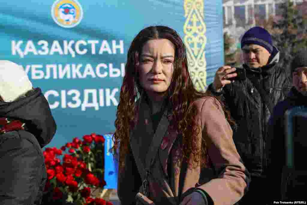 Жиналғандар алдында "Демпартия" белсендісі Аружан Дүйсебаева сөз сөйлеп, биліктен Қаңтар оқиғасын әділ тергеуді, "Демпартия" лидері Жанболат Мамайды ақтауды, экс-президент Нұрсұлтан Назарбаевты сотқа тартуды талап етті.&nbsp; "Өз халқына бір-екі рет оқ атқан билік халыққа қайтадан оқ атудан тайынбайтыны анық" деді ол.&nbsp; &nbsp;