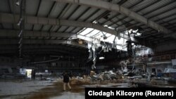 Наслідки обстрілу льодової арени «Альтаїр», яка використовувалася як гуманітарний склад, Дружківка, січень 2023 року