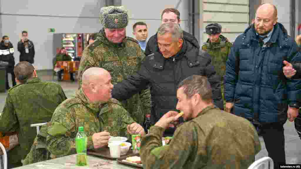 21 сентябрьдә Путин фәрманы белән Русиядә мобилизация башланды.&nbsp;Татарстан президенты Рөстәм Миңнеханов "Казан Экспо" үзәгенә килеп мобилизациягә алынган кешеләрнең хәлен белеште. "Үтергәнче ашаталар" диючеләр булды.&nbsp;Берничә атнадан мобилизациягә эләгеп сугышка китүчеләр табутта кайта башлады. Бүгенге көндә&nbsp;Татарстаннан кимендә 6, Башкортстаннан кимендә 10 шундый кеше теркәлде. Аларның исемнәре монда китерелә.