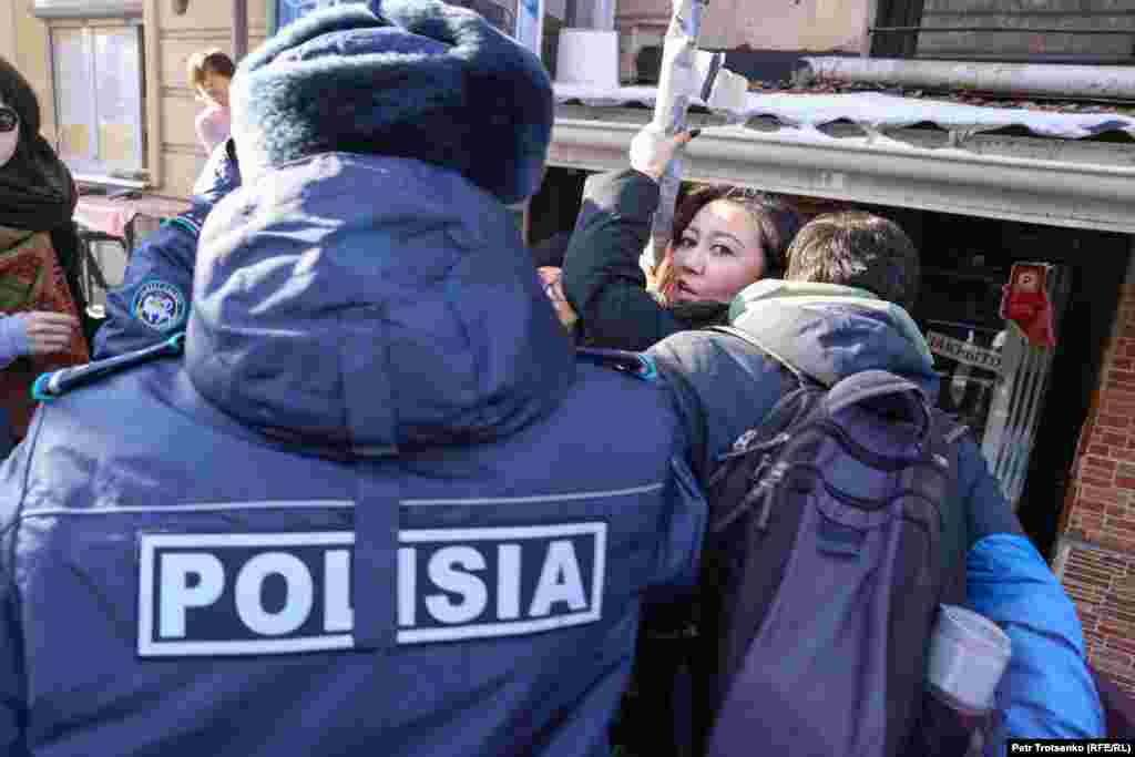 Полицейлер "Oyan, Qazaqstan" белсенділері ұстап жатыр.&nbsp;