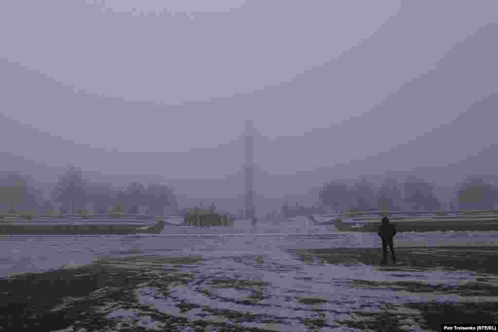 Биыл қаңтардың бесі күні ертемен Республика алаңының айналасын полиция қоршап тұрды. Қаланы қалың тұман басты. Былтырғы Қаңтар оқиғасының куәгерлері осыдан бір жыл бұрын да бірнеше күн бойы ауа райы осындай болды дейді. "Тұман көрсем әлі күнге дейін көңіліме алаң кіреді" дейді бүгін Қаңтар құрбандарын еске алуға алаңға келген Әлия