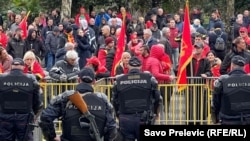 Protest ispred Skupštine Crne Gore u Podgoricipočeo je u prijepodnevnim satima 12.12. 2022.