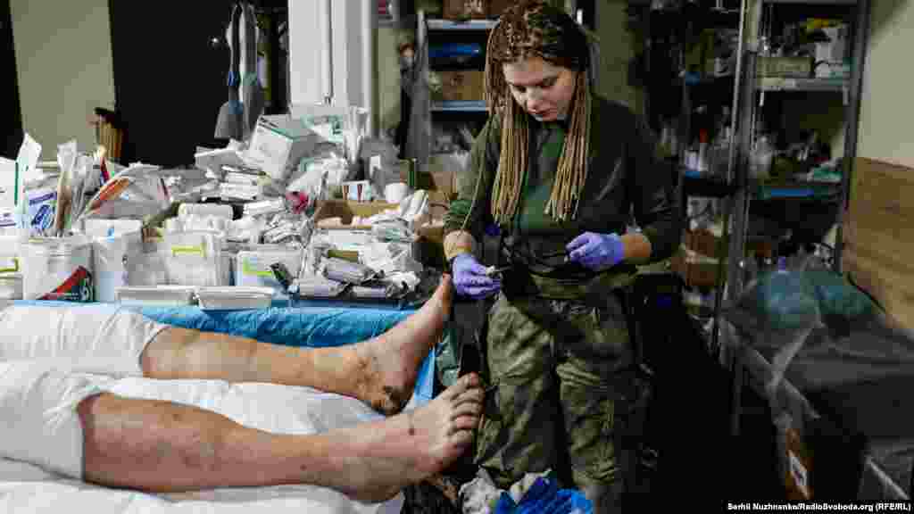 Один день під час важких боїв у стабілізаційному пункті з військовими медиками. Бахмут, Україна. Листопад, 2022 року