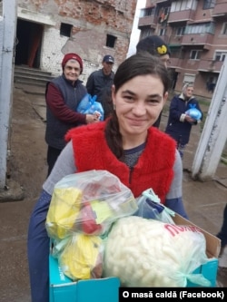 Beneficiari ai „Mesei calde" din Satu-Mare.