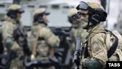 Фото з Грозного від 28 грудня 2022 року. Бійці Росгвардії на церемонії відкриття комплексу будівель для розміщення особового складу управління позавідомчої охорони та ОМОН «АХМАТ-Фортеця» Управління Росгвардії по Чеченській Республіці Росії