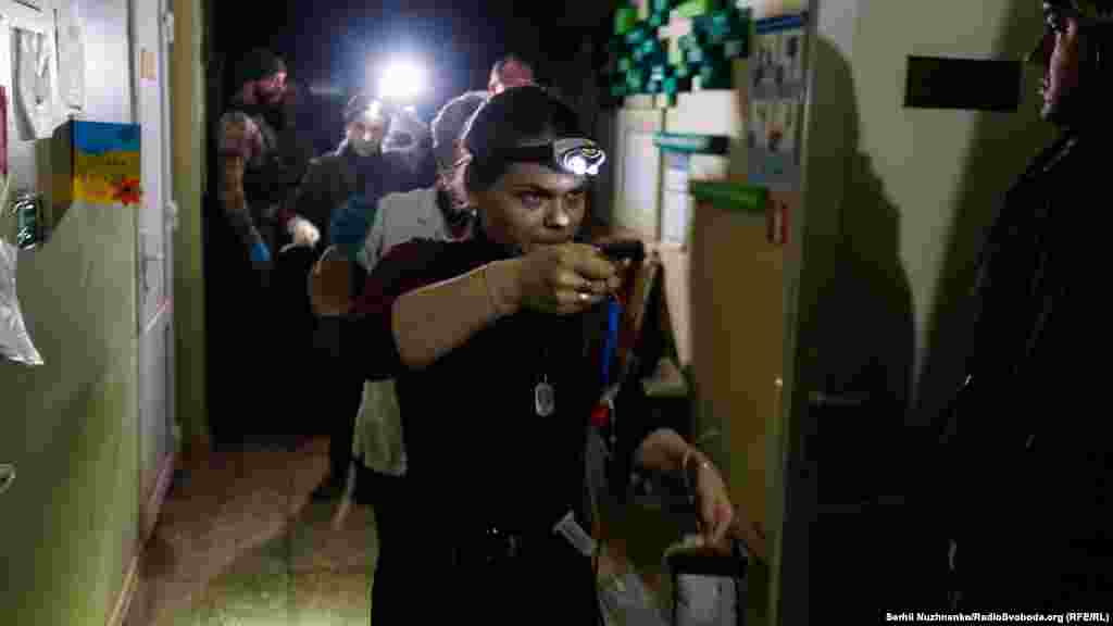 Кров швидко несуть до реанімаційної й на місці роблять переливання. Ось так: і власним професіоналізмом, і власними зусиллями, і власною кров'ю медики на фронті рятують життя.&nbsp;