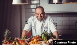 Matei Baran este din Bacău. Lucrează ca bucătar în Anglia de 14 ani, iar în România nu a putut reveni niciodată de sărbători.