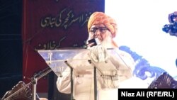 مولانا فضل الرحمان په کراچۍ کې د ګوند غونډې ته وینا کوي - د سېپتېمبر ۱۸مې انځور 