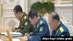 Яйлым Бердыев (первый слева) на заседании Государственного совета безопасности