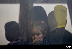 Un copil ucrainean, surprins în vama de la Isaccea, România, pe 25 martie 2022.