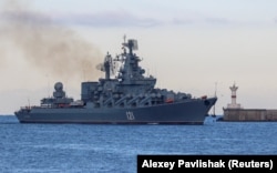 Crucișătorul Moskva al marinei rusești navighează spre portul Sevastopol, din Crimeea, după ce a urmărit navele de război ale NATO în Marea Neagră, în 16 noiembrie 2021.
