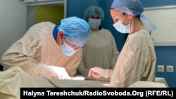 «Хворі, на жаль, поступили у досить важкому стані. Одразу кількох почали оперувати. Це множинні травми, починаючи від п’яток, закінчуючи головою»