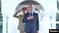 د وزیراعظم دفتر په بیان کې ویلي چې شهباز شریف د مې پر درېیمه د متحده عربي اماراتو له پلاوي سره ګوري - پخوانی انځور. 